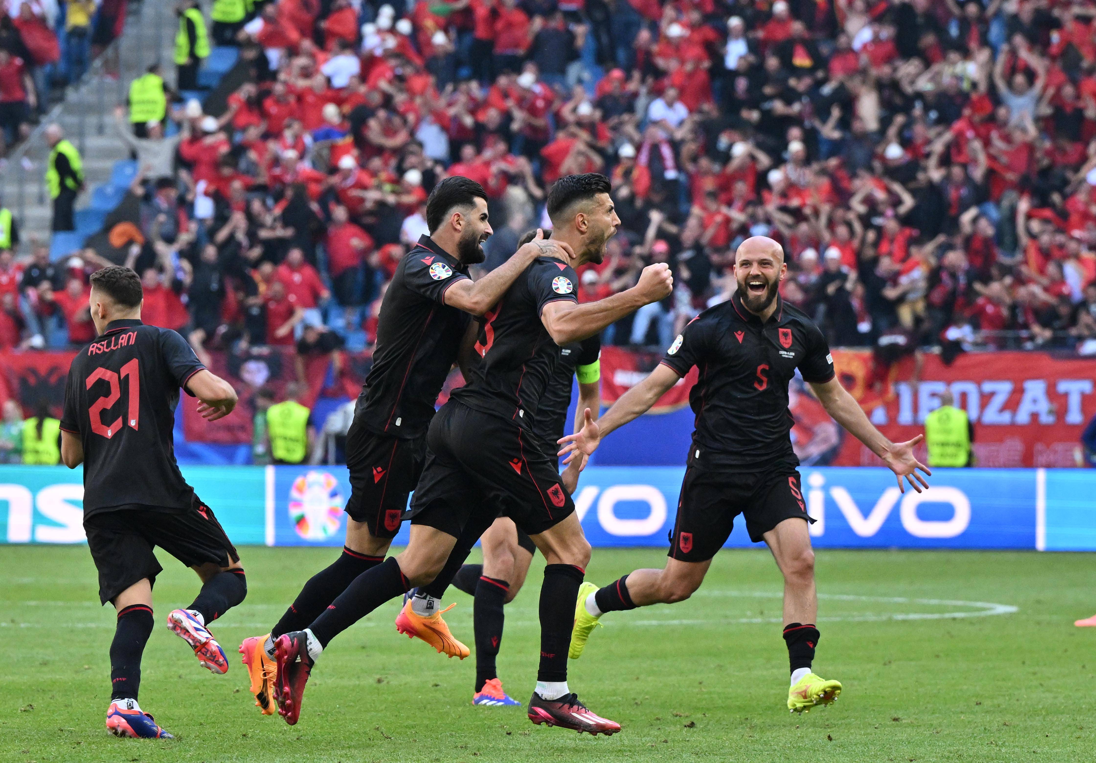 荷兰完胜墨西哥，阿尔巴统治全场的简单介绍