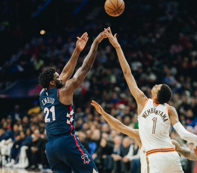 雄鹿横扫马刺,恩比德送出助攻 雄鹿横扫马刺,恩比德送出助攻