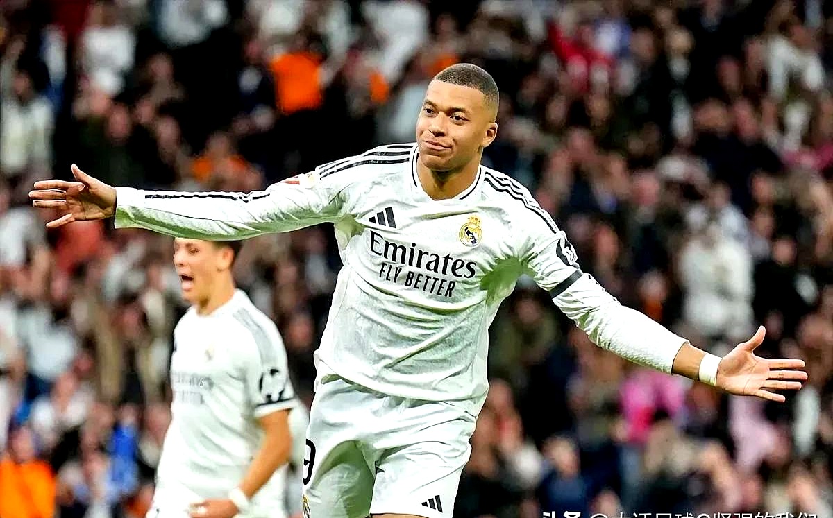 AC米兰横扫马德里竞技,莱万爆发神勇 AC米兰横扫马德里竞技,莱万爆发神勇