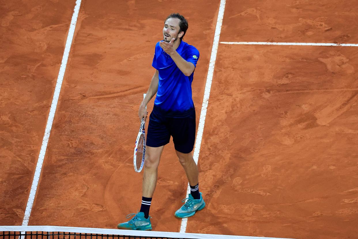 包含西班牙网球队横扫法国网球队，梅德韦杰夫完成帽子戏法的词条