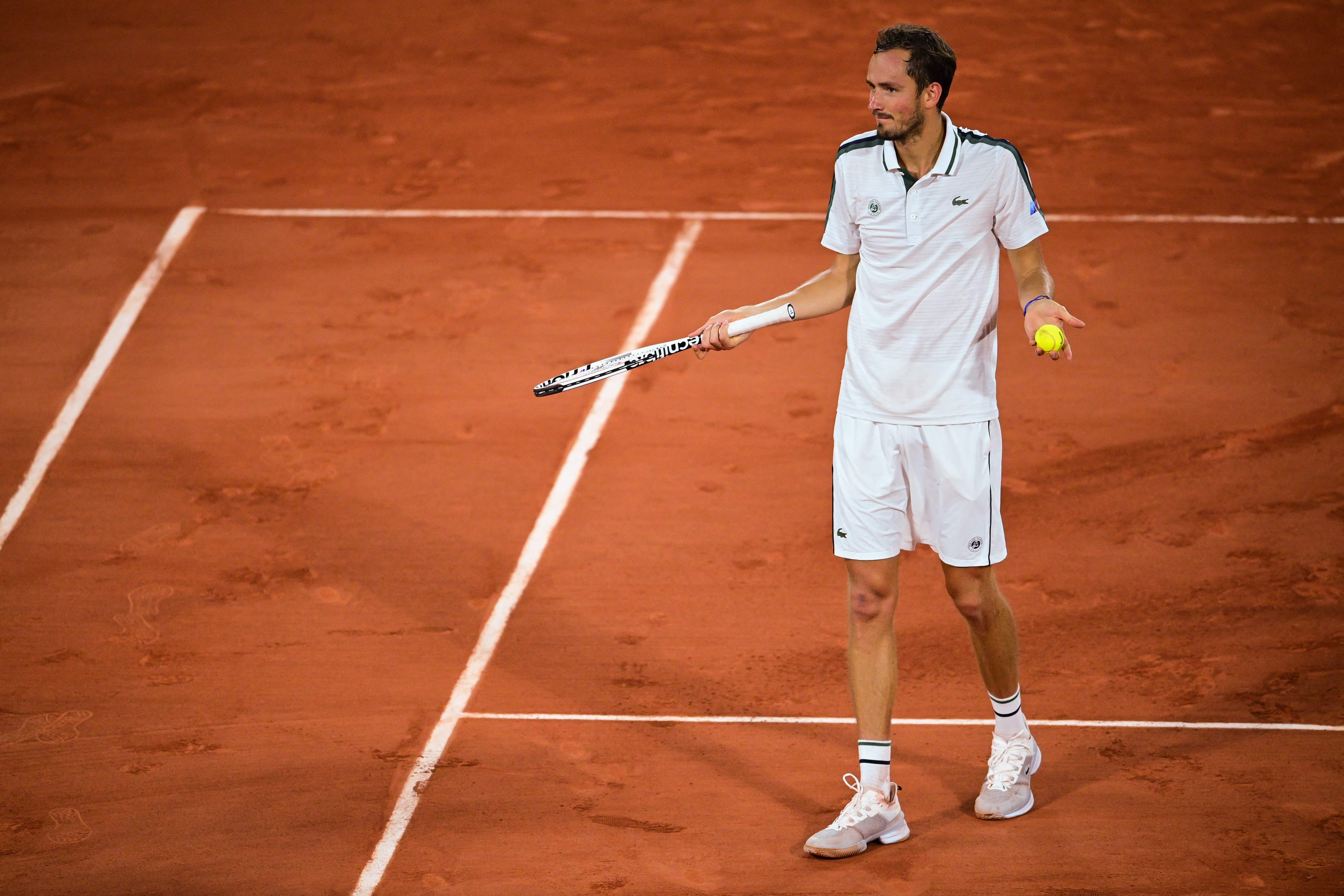 包含西班牙网球队横扫法国网球队，梅德韦杰夫完成帽子戏法的词条