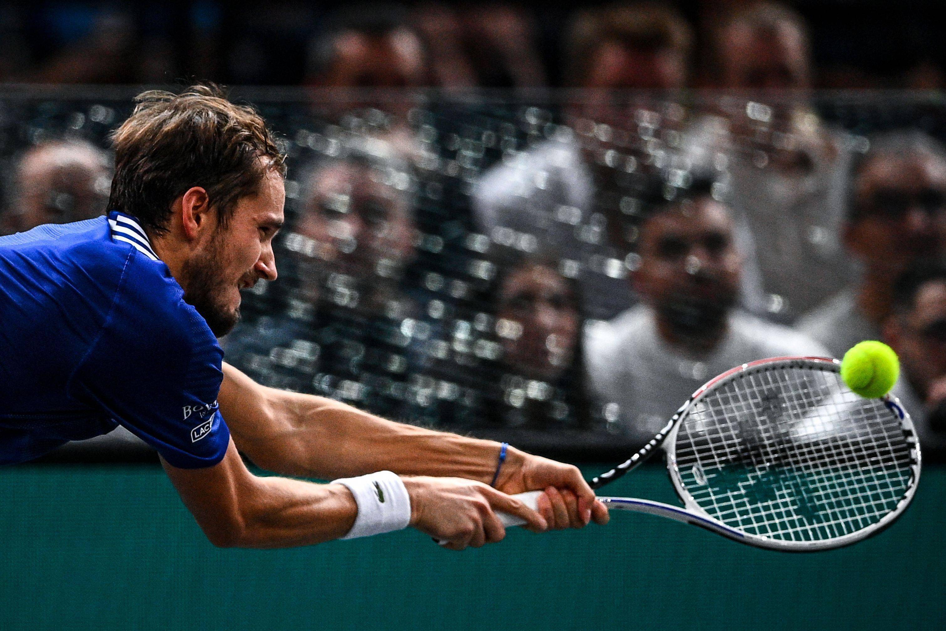 意大利网球队爆冷日本网球队，梅德韦杰夫关键制胜的简单介绍